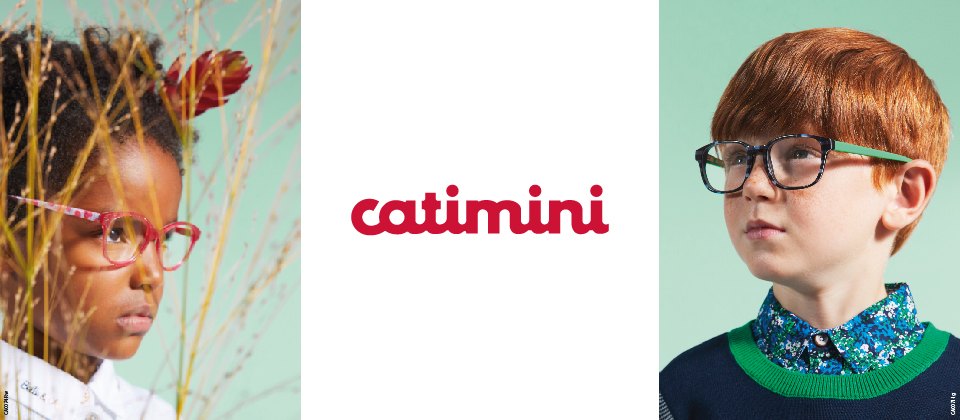 Une fillette à monture Catimini rose sur fond vert et un garçon roux à monture bleu marine, avec le logo Catimini au centre.