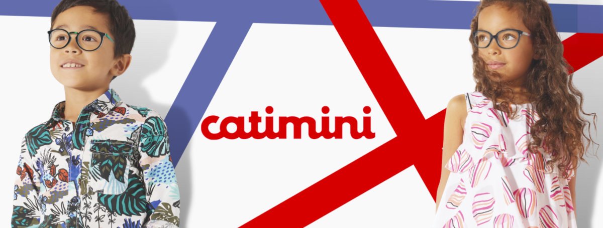 Deux enfants souriants dans un visuel de campagne Catimini, sur fond blanc et bandes bleue et rouge, avec le logo Catimini au centre.