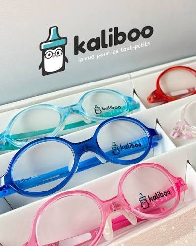 Vitrine de présentation avec des montures Kaliboo de plusieurs coloris (bleu, rouge, rose), avec le logo Kaliboo.